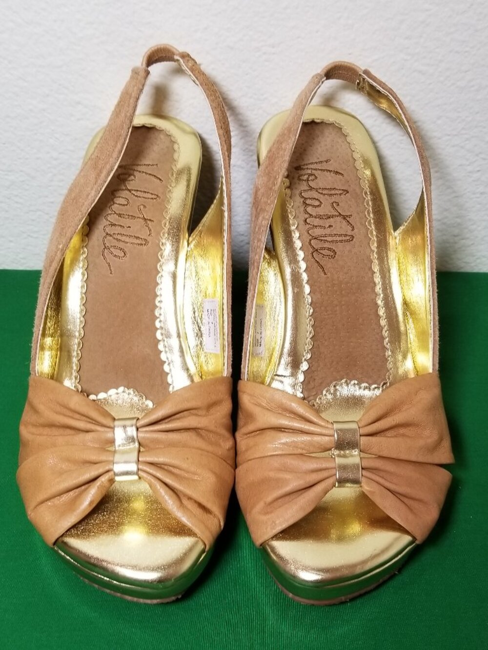 Volatile Wedge Sling Back Heels Gold Leather Womens Size 7 Retro Business Party